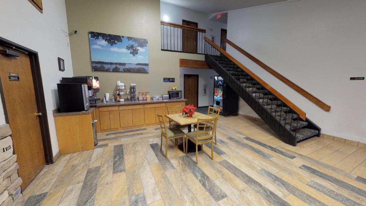 Waconia Inn And Suites Exterior photo